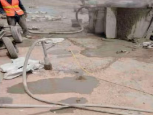 三都镇水泥混凝土路面板底注浆技术 路面脱空注浆整治方案