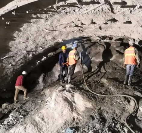 三都镇拱顶带模注浆料的施工流程及注意事项